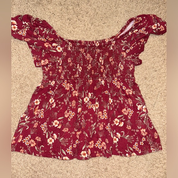 🦄6 Items for $20🦄 Off the shoulder flowy top - Picture 3 of 3